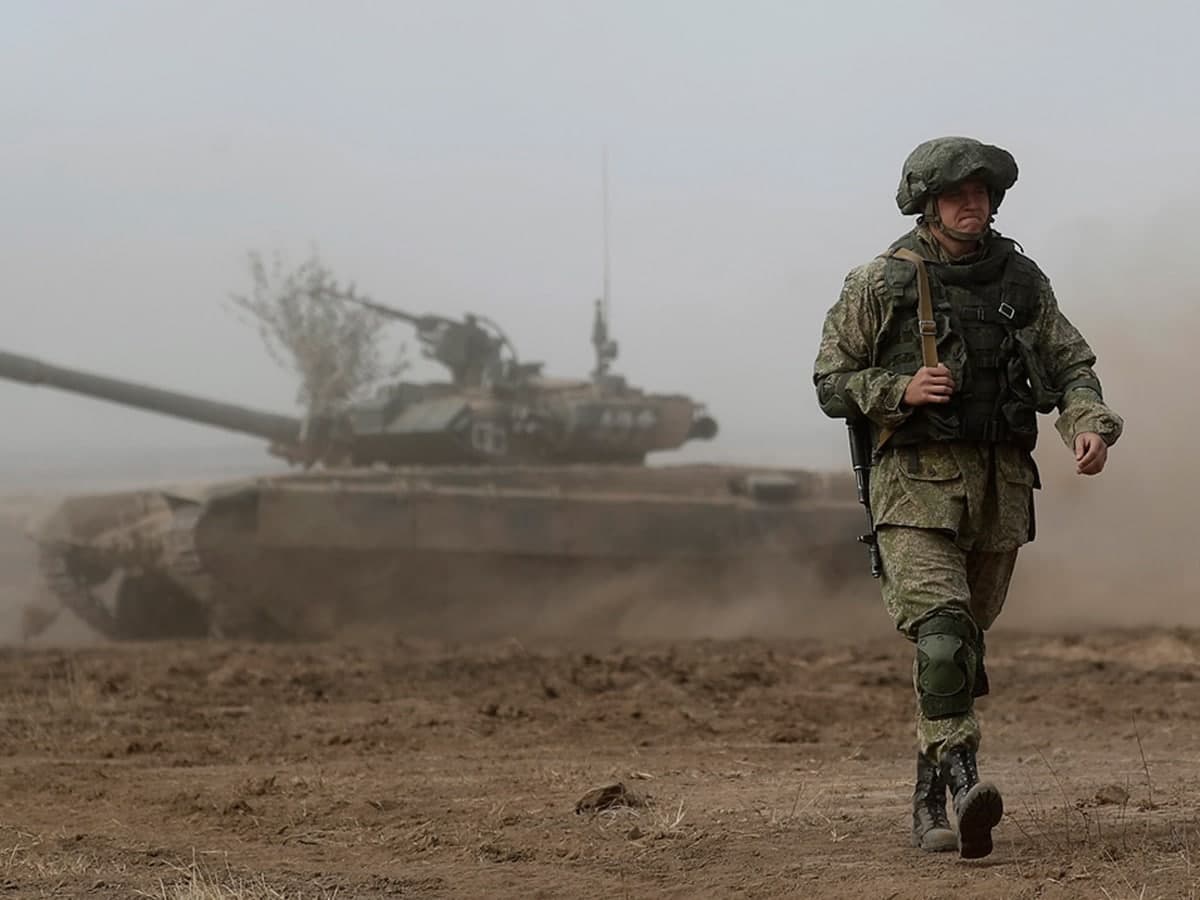 “Bloomberg” Россия Украина чегараси яқинида қўшинларини тўплашда давом этмоқда