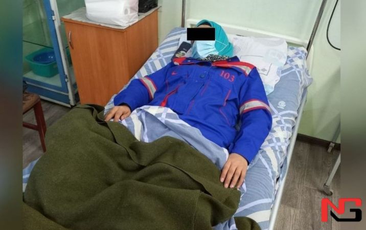 Тез ёрдам ходими, фельдшер аёл калтакланди