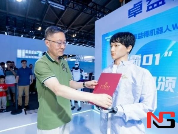 Хитойда одамсимон робот кино йўналиши бўйича ўқишга кирди