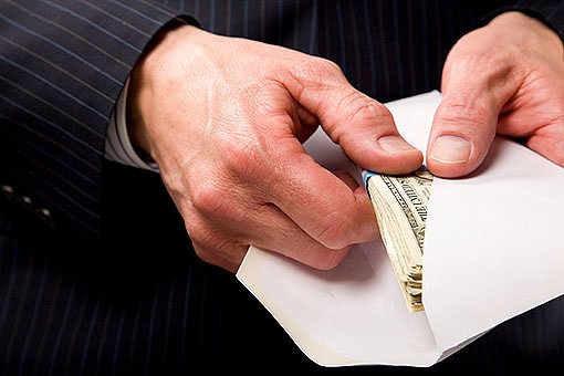 Наманганда университетга ўқишга киритишни ваъда қилиб, 2,5 минг доллар ва 5 млн сўм талаб қилган фирибгар ўқитувчи қўлга тушди