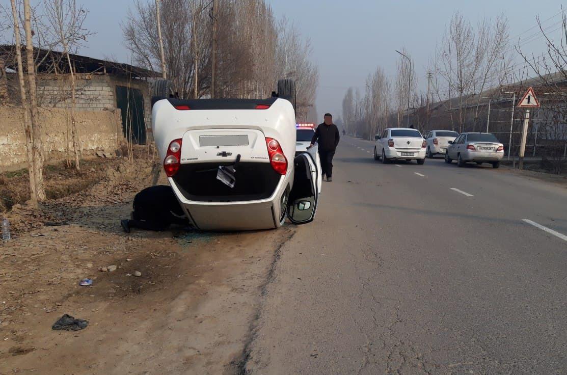 Наманганда 21 ёшли ҳайдовчи бошқарувидаги Spark ағдарилиб кетди