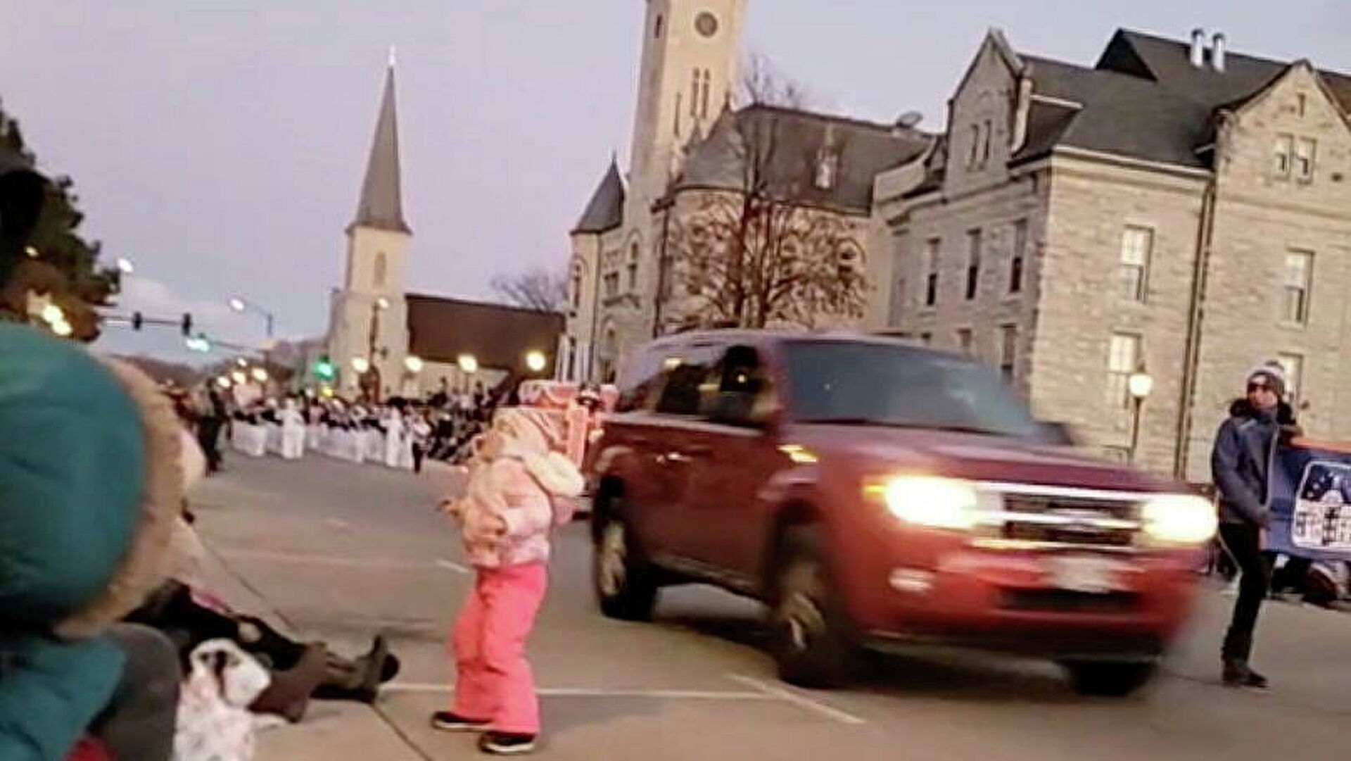 АҚШда автомобиль оломон устига бостириб кирди. Қурбонлар бор (видео)