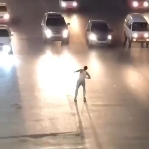 Машиналарнинг йўлини тўсиб, рақс тушган "ўзбекистонлик Ван Дамм"га қандай чора кўрилди?