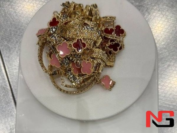 Қарийб 1 млрд сўмлик тақинчоқларни яширинча олиб ўтишга уринганлар ушланди