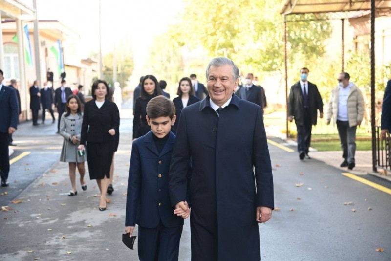 Мирзиёев оиласи билан сайлов участкасига келди.