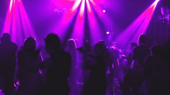 "Шоколадда чўмиладиган яланғоч қизлар": Намангандаги рестораннинг беҳаё рекламаси тарқалди (ВИДЕО +18)