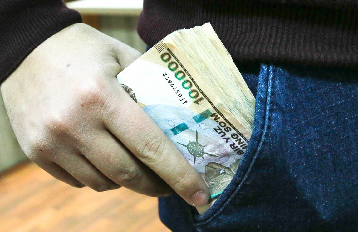 "Ишсизлар четда қолиб, иш билан банд бўлган фуқароларга 93 млн сўм ноқонуний берилган"