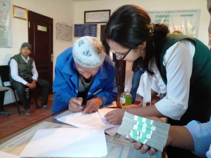 Мўйноқ аҳолисига 5 млн сўмдан пул тарқатилмоқда