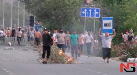 «Одамлар сони 10 мингдан ошган, ярадор ҳарбийлар оғир аҳволда эди» — Нукусда намойишлар қандай тинчитилган эди?