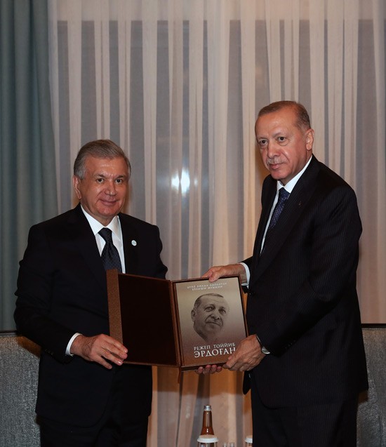 Эрдўған меҳмон Мирзиёевни совға билан сийлади