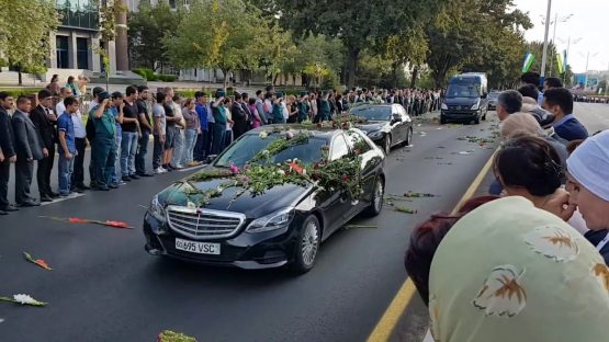 Ислом Каримовнинг сўнгги манзилга кузатилгани ҳақида: "Атроф оломон билан тўлган, шаҳар бўйлаб одамлар йиғиси эшитилар эди"