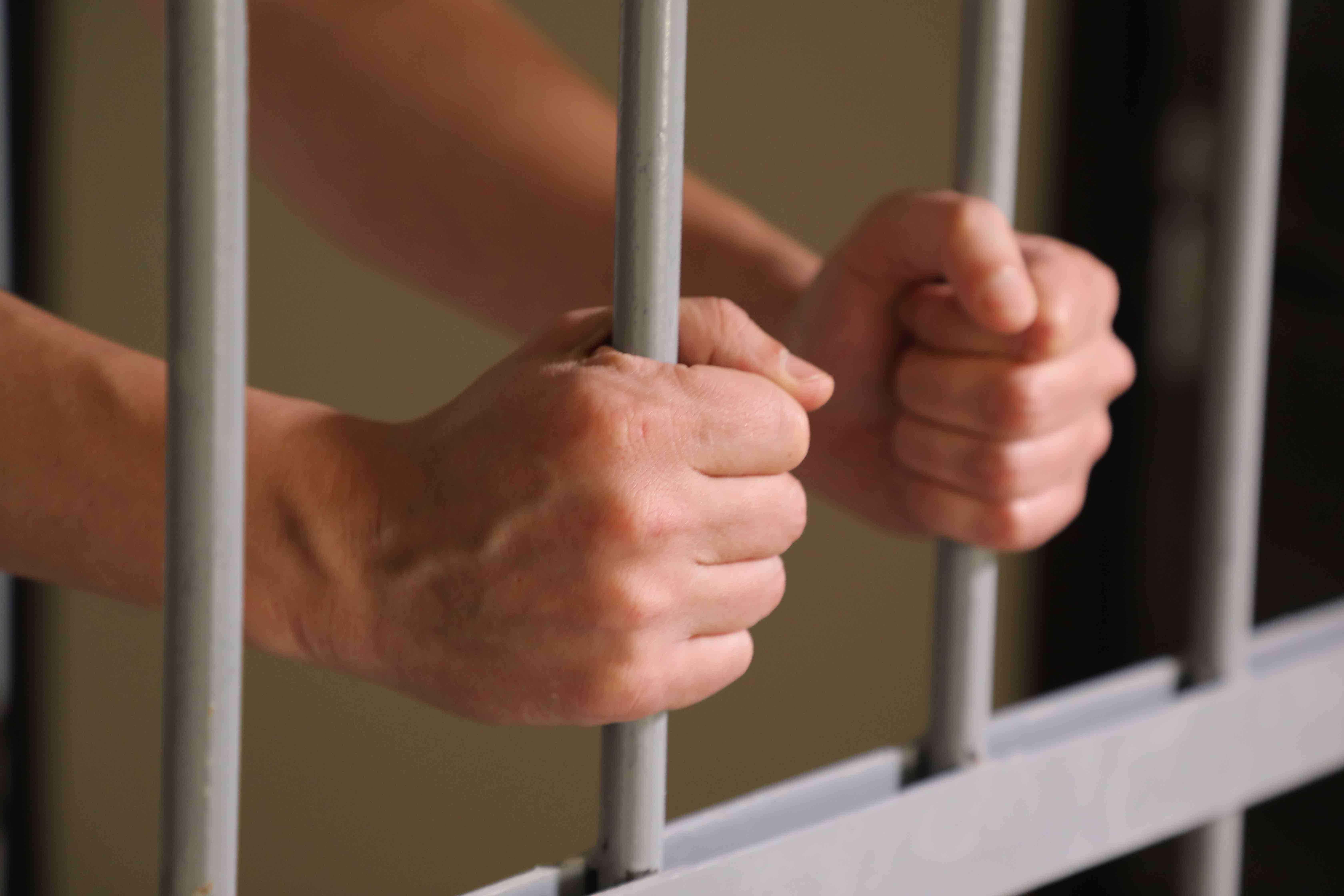 Ота ўз аёли ва 13 ёшли фарзандини болтанинг сопи билан ўлдирди