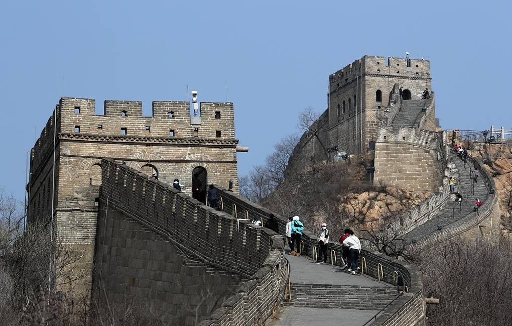 Буюк Хитой деворининг бир қисми зилзила туфайли қулаб тушди. Жабрланганлар бор