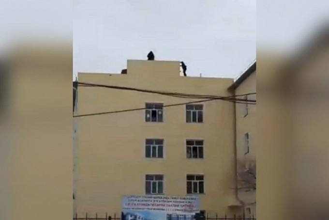 Хоразмда фуқаро ўзини бино томидан ташламоқчи бўлди