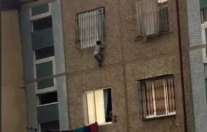 Тошкентда ёш бола 5-қаватда осилиб қолди ва... тушиб кетди (видео)