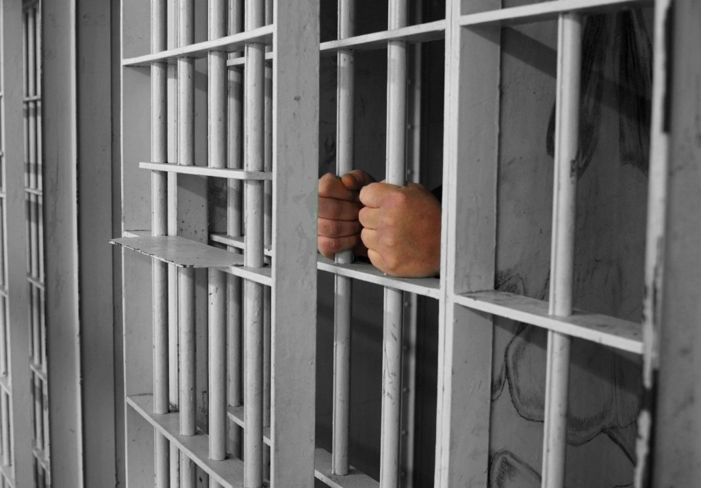 Ўзбекистон қамоқхоналари тўлиқ видеокузатувга олиниб, маҳбусларга электрон браслетлар тақилади