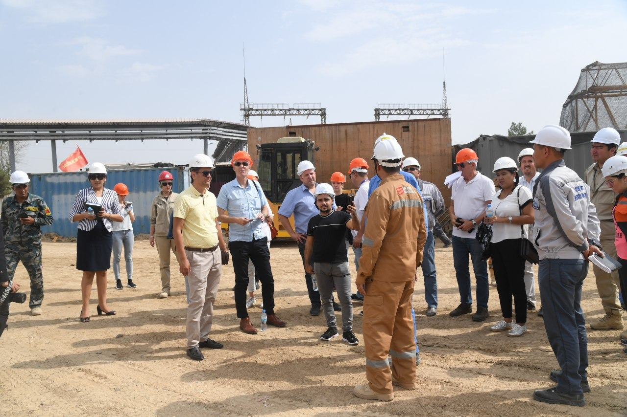 Депутатлар “Uzbekistan GTL”га олиб келинган бангладешлик ишчилар бўйича вазирликка сўров юборди