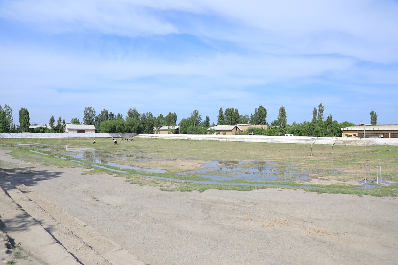 “Мактабда волейбол ва баскетбол майдончаларини қуришни режалаштирган, аммо экин экиб боғ қилишмоқда”