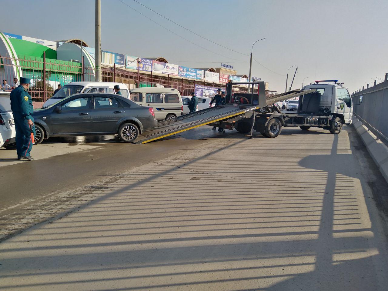 Тошкентдаги йирик бозорлар яқинида нотўғри қўйилган автомобилларни эвакуатор орқали олиб кетиш бошланди