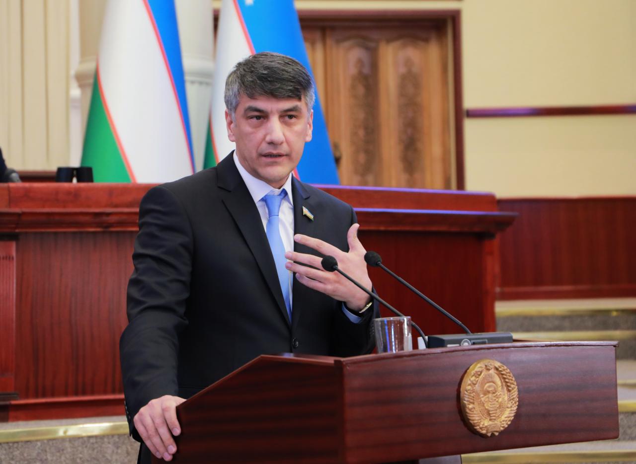 «Муаммо — машина нархида эмас, одамларнинг кам пул топишида» — Алишер Қодиров