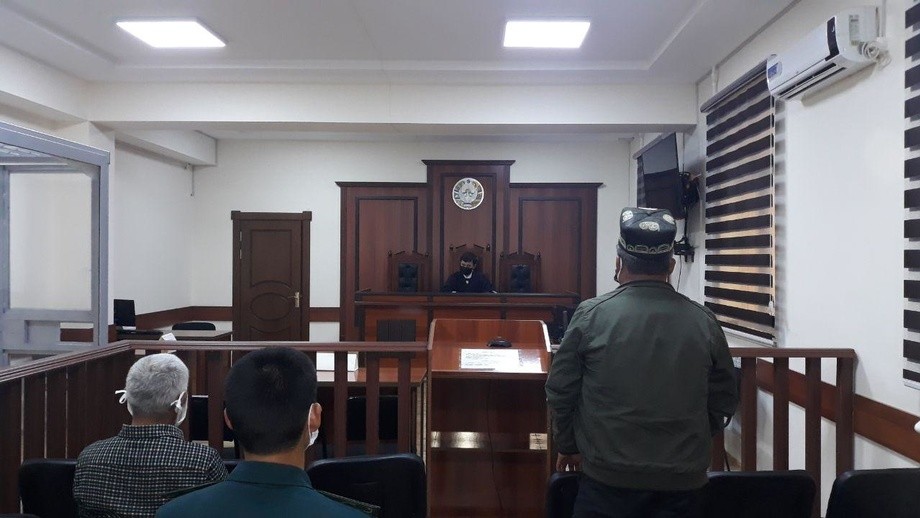 Самарқандда эҳтиёжмандларга ажратилган арзон уннинг қопига 15 минг сўм қўшиб сотган маҳалла раиси қамалди