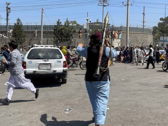 АҚШ қидирувга берган “хавфли террорчи” Қобулда кўриниш берди