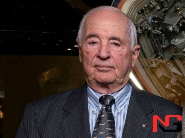 Ерни Ойдан туриб суратга олган фазогир 90 ёшида авиаҳалокатда вафот этди