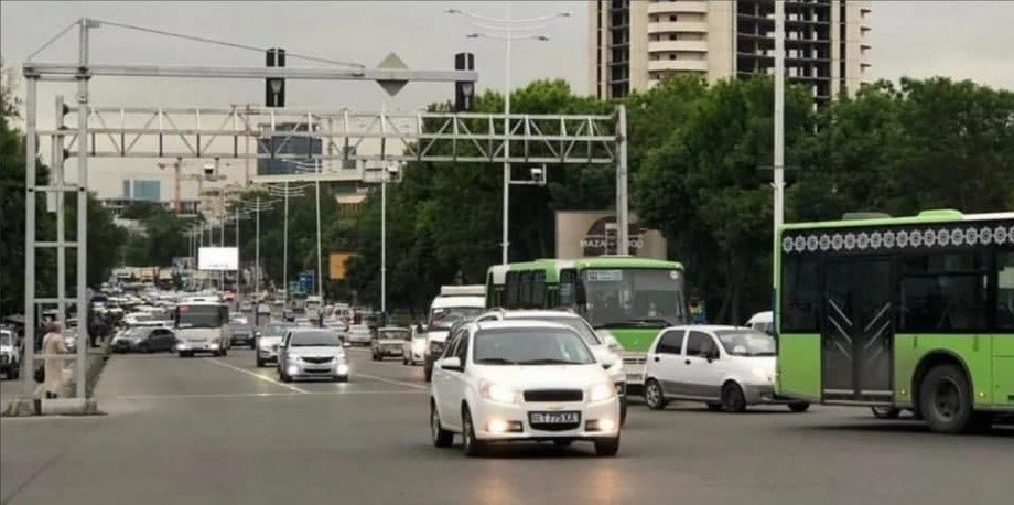 ИИВ ЙҲХББ изоҳ берди: Кундузи «фара»ларни ёқиб юриш тартиби фақат автоматик ёритгувчи автомобиллар учун