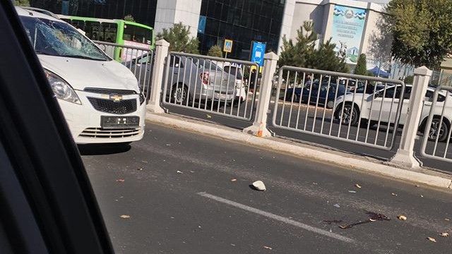 «Spark» ҳайдовчиси опа-сингилни уриб юборди