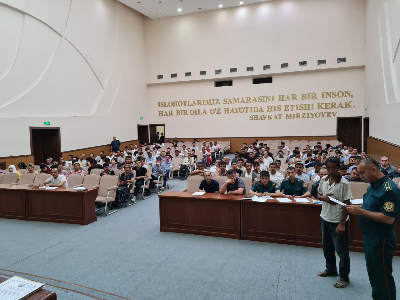 Наманган шаҳридаги Ёшлар маркази биноси катта мажлислар залида назорат остидага шахслар (маҳкумлар) иштирокида сайёр суд мажлиси ўтказилди.