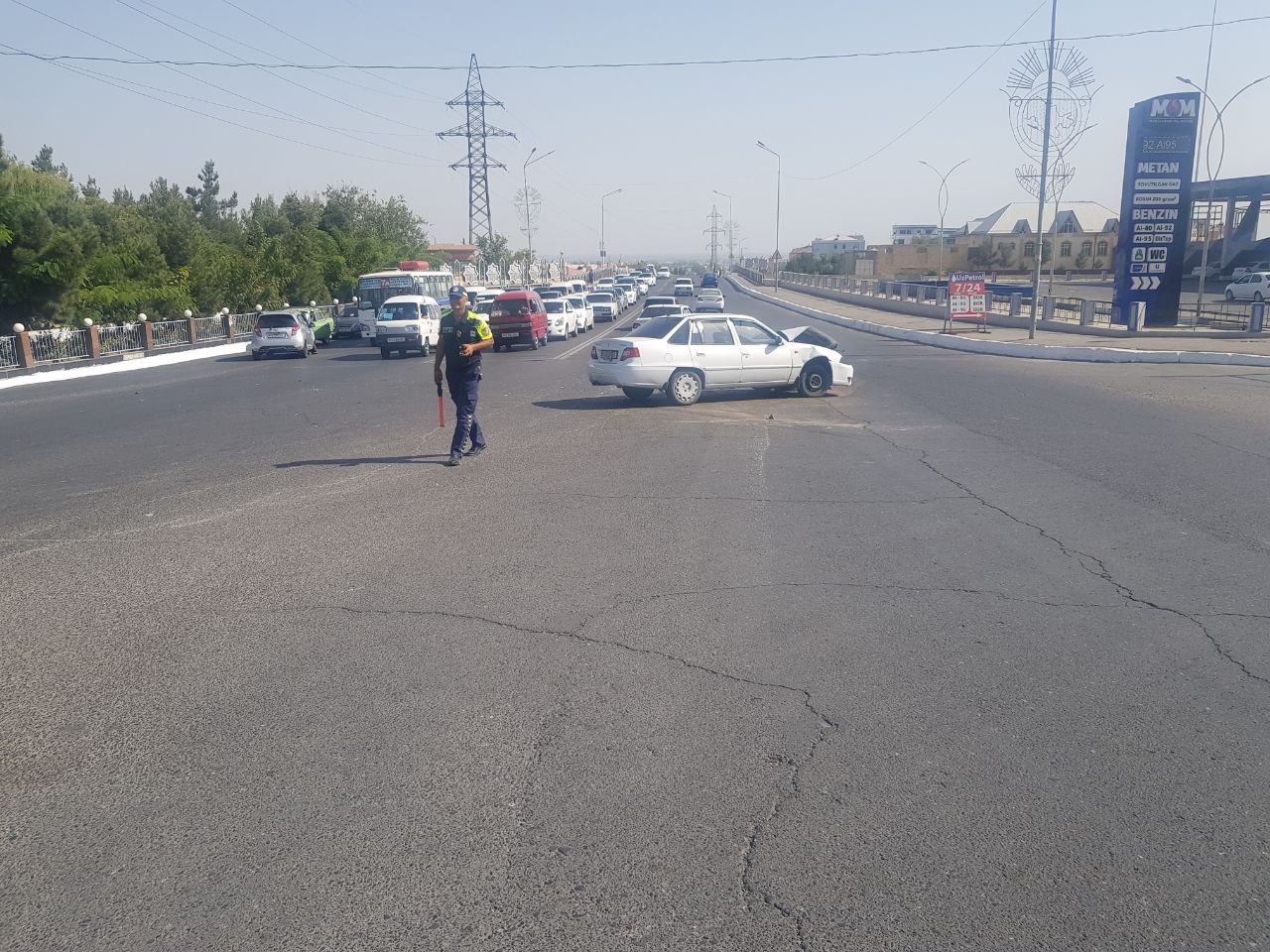 Наманганда қизил чироққа тўхтамаган Spark Nexia’га келиб урилди