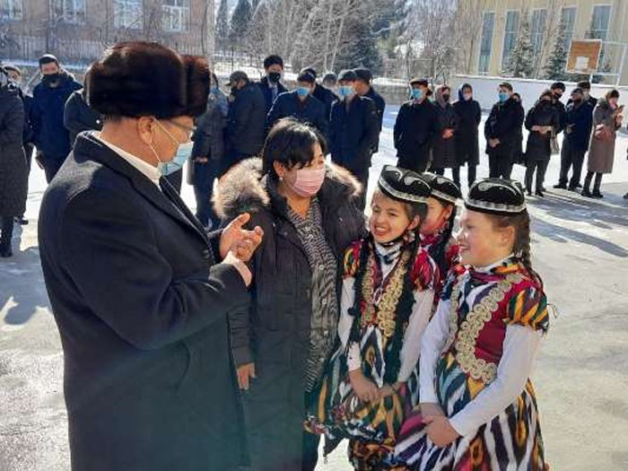 Жиззахда ҳам болаларни юпун кийимда олиб чиқишди аммо...