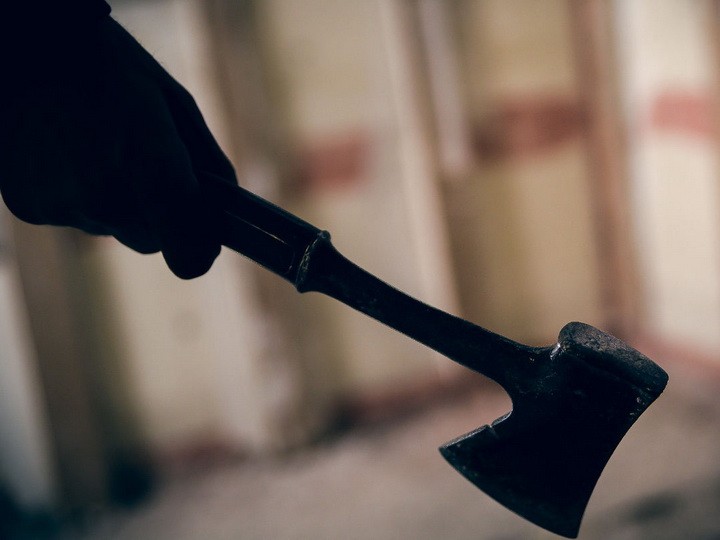 Қайнисинглисига болта билан ҳамла қилган шахсга ҳукм ўқилди