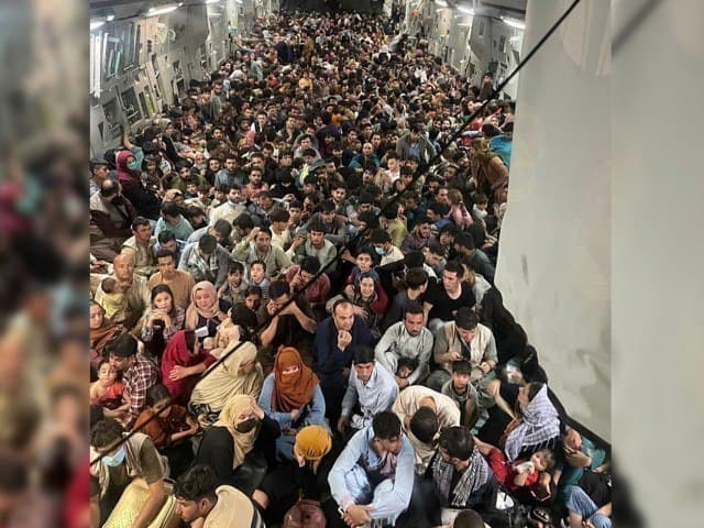 АҚШ “Толибон” қўлига ўтган Афғонистондан 6 минг кишини олиб кетди