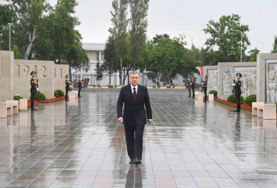Шавкат Мирзиёев «Матонат мадҳияси» ёдгорлик мажмуасига гул қўйди (ФОТО)