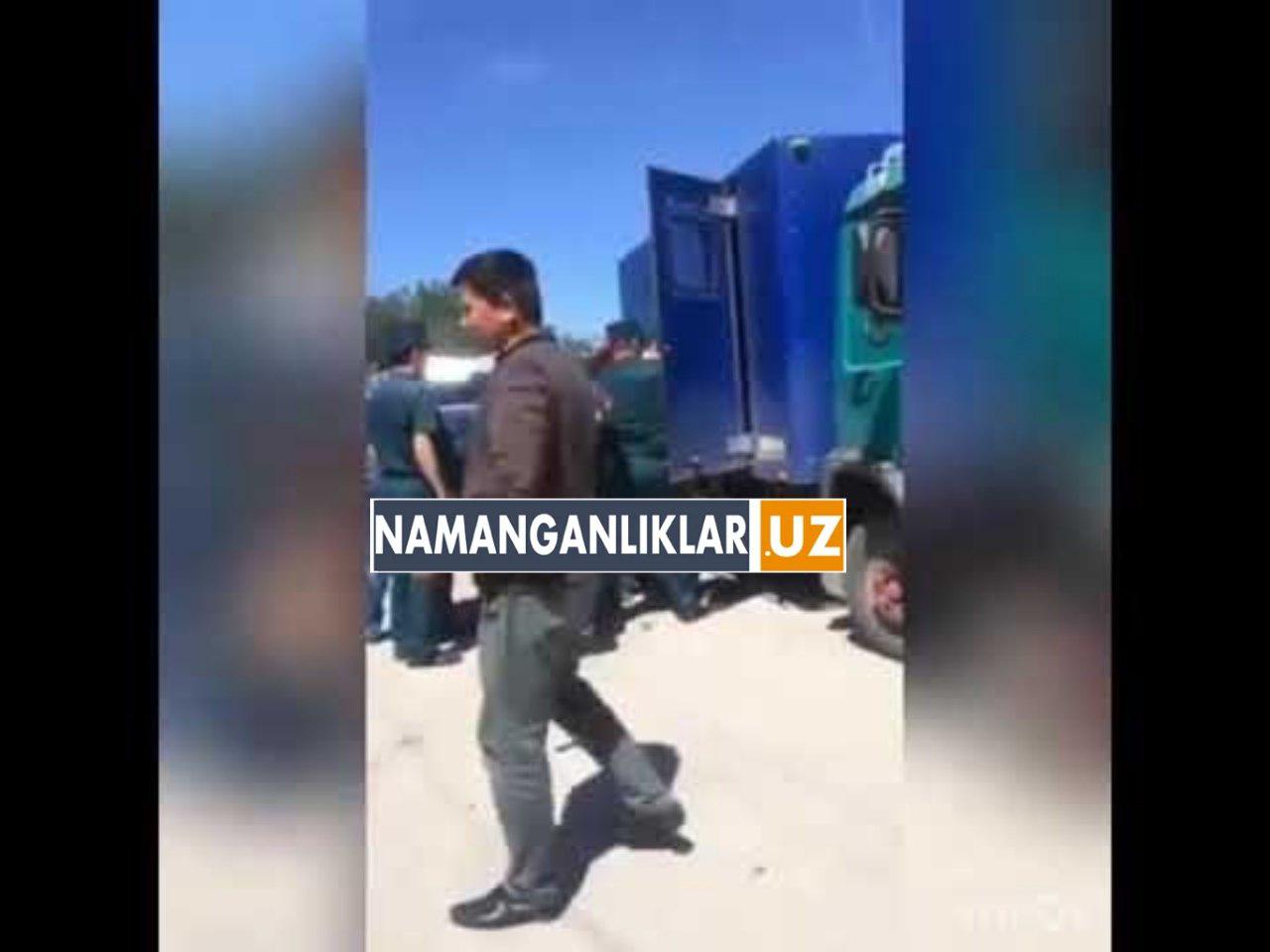 Самарқандда можаро: ИИБ ходимлари аёлларни зўрлаб машинага тиқмоқда (видео)