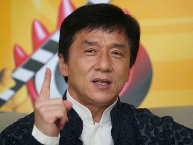 Жеки Чан вирусга қарши дори топганга мўмайгина пул ваъда қилди