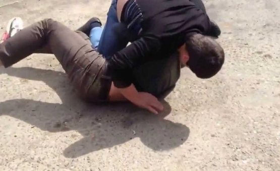 Курашда “ғолиб” бўлган йигит ўртоғини мажруҳ қилди