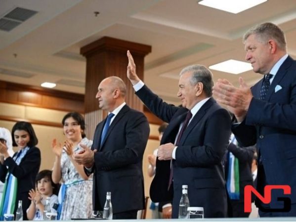 Президент оиласи ва бошқа давлат етакчилари билан футбол томоша қилди