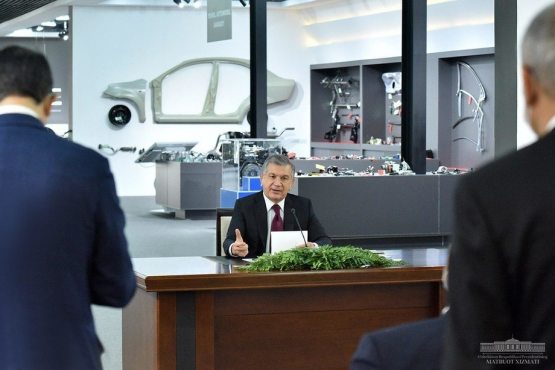 Президент автомобиллар таннархини пасайтириш бўйича йиғилиш ўтказди