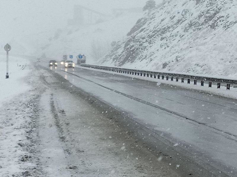 ФВВ Қамчиқ довонида қор ёғаётгани муносабати билан ҳайдовчиларни огоҳлантирди