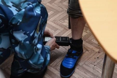 Қозоғистонда жазо муддатини ўтаган педофилларга GPS-билакузуклар тақиб қўйилади