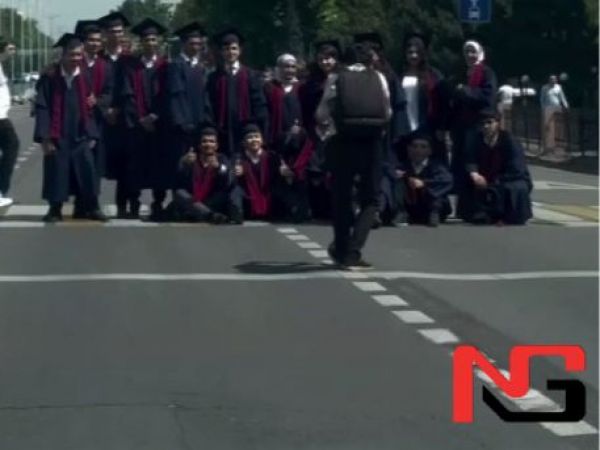 Йўлнинг ўртасида фотосессия қилган талабаларга чора кўрилди