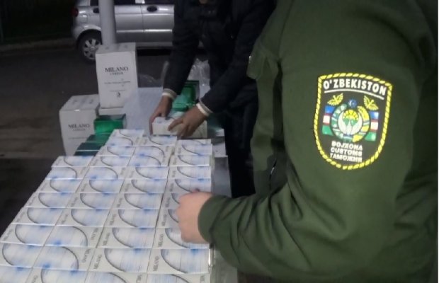 Божхона инспектори хизмати эвазига 400 доллар олаётганида қўлга олинди