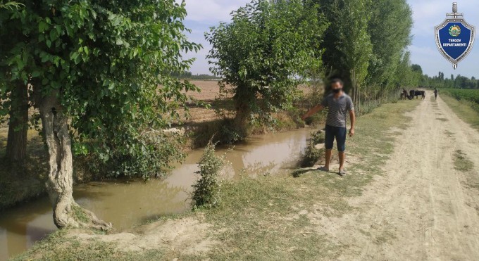 Наманганда ариқда чўмилмасликни айтган 50 ёшли эркакни урган йигитга жиноят иши очилди