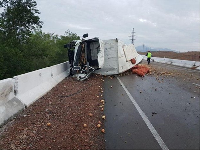 Наманганда пиёз ортилган юк машинаси бетон тўсиққа урилиб, ағдарилиб кетди