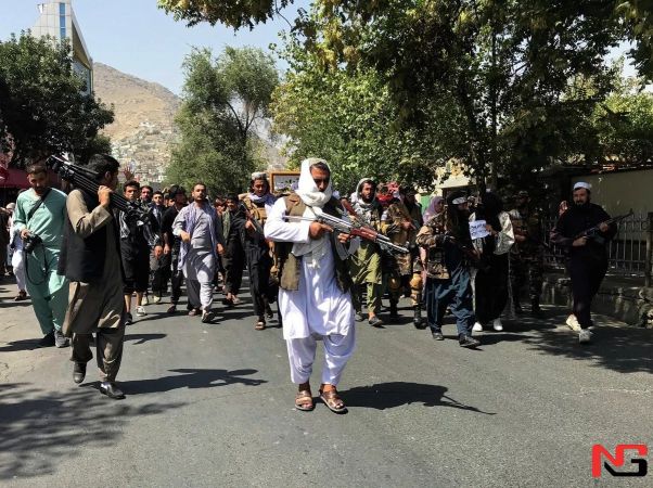 Толибон аёлларни омма олдида қамчилади