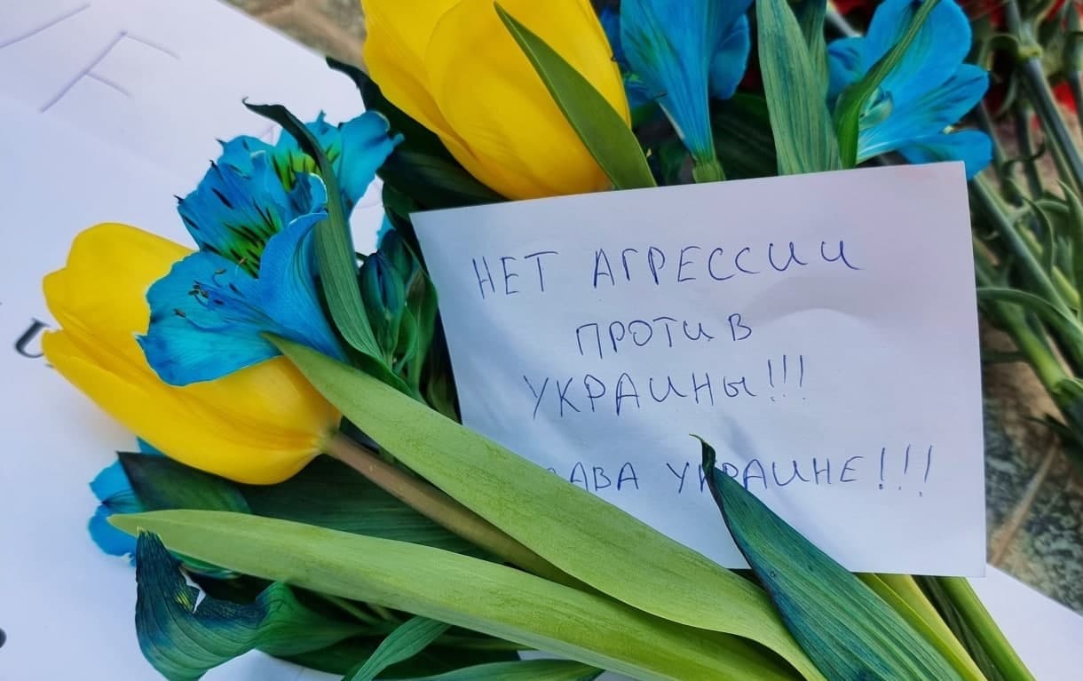 Украинанинг Тошкентдаги элчихонаси ёнига гул ва ёзувлар қўйиб кетилмоқда — фото