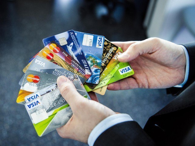 Россияликларга банк карталари учун Ўзбекистонга бориш таклиф қилинмоқда