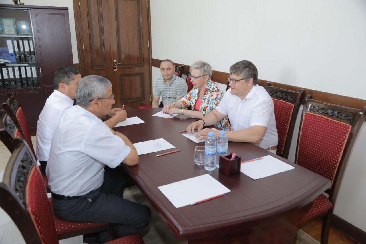 Paxridin Matkarimov Janubiy Ural davlat universitetining o‘quv ishlari bo‘yicha prorektori Andrey Rodionov hamda ushbu universitetning xalqaro faoliyat bo‘yicha prorektori Olga Yaroshenko bilan uchrashdi